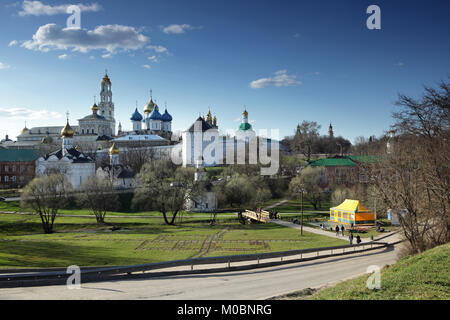 Sergiyev Posad, Russia - 29 Aprile 2011: vista a Trinity Lavra di San Sergio in un giorno di primavera. Dal 1993, il Lavra è elencato come patrimonio mondiale il suo Foto Stock