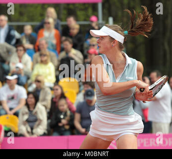 KHARKOV, Ucraina - 21 Aprile 2012: Elina Svitolina nel match con Serena Williams durante la Fed Cup tie tra Stati Uniti e Ucraina in Superior Golf e S Foto Stock