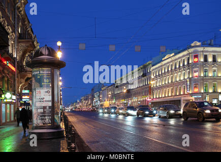 San Pietroburgo, Russia - 17 gennaio 2013: Persone e traffico automobilistico sulla prospettiva Nevsky in una mattina invernale. Foto Stock