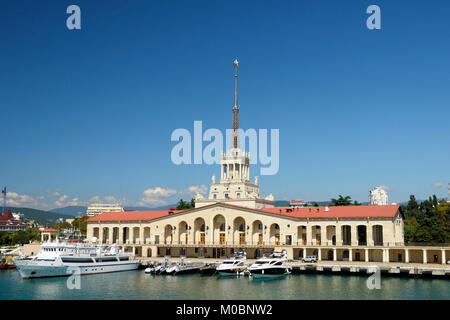 Sochi, Russia - 1 Settembre 2008: yacht e barche ancorate nel porto di Sochi. Terminale passeggeri con 71 m la torre fu eretta nel 1955 Foto Stock