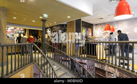 Parigi, Francia - 11 Settembre 2013: persone attendere in una linea nel ristorante McDonalds a Rue de Rivoli. Stabiliti in Francia dal 1979, MCDONALD'S F Foto Stock