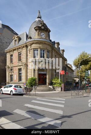 Brive-la-Gaillarde, Francia - 9 Settembre 2013: Costruzione della Caisse d'Epargne sulla Avenue Jean Jaures. Fondato nel 1818, il fondo di risparmio ha ora 25.9 Foto Stock