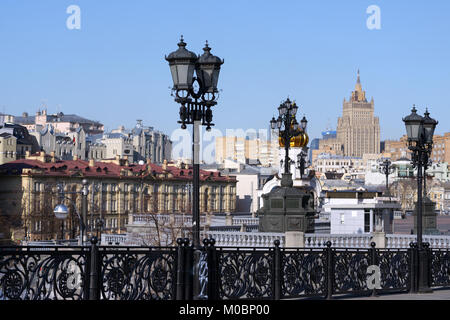 Mosca, Russia - 8 aprile 2013: Lanterne di strada sul ponte del Patriarca contro la costruzione del Ministero degli Affari Esteri. Foto Stock