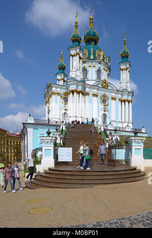 Kiev, Ucraina - 1 Settembre 2013: turisti vicino al la chiesa di S. Andrea in una giornata di sole. La chiesa fu costruita nel 1747-1754 da progettazione di Bartolomeo Ras Foto Stock