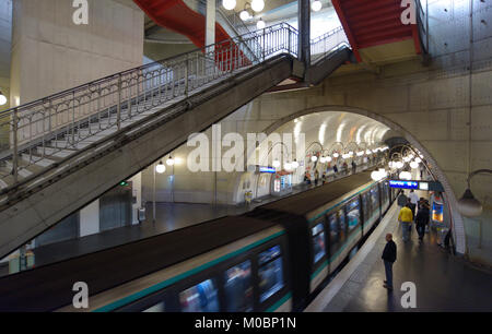 Parigi, Francia - 13 Settembre 2013: treno arriva sul Cite stazione della metro di Parigi in Francia il 13 settembre 2013. È la seconda più trafficati metro s Foto Stock