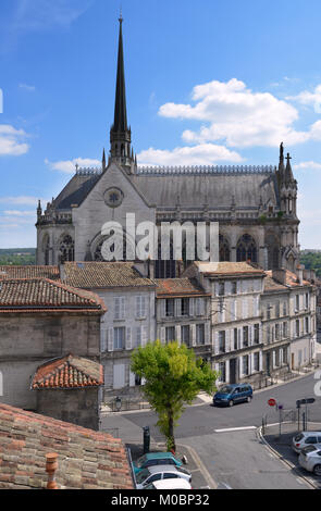 Angouleme, Francia - 26 Giugno 2013: vista la chiesa di Notre Dame d'Obezine. La chiesa fu costruita nel 1895-1960, e indicato come monumenti storici in 2 Foto Stock