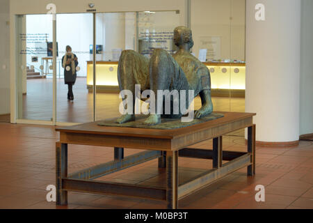 Colonia, Germania - 30 Giugno 2013: Ragazza nella sala di ingresso del Museo Ludwig. È emersa nel 1976 dopo il magnate del cioccolato Peter Ludwig dotato 350 mod Foto Stock