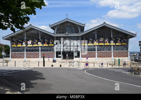 Angouleme, Francia - 26 Giugno 2013: uomo in sedia a rotelle di fronte al mercato coperto. Realizzato in vetro architettonico e ferro nel 1886, l edificio è un n Foto Stock