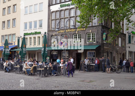 Colonia, Germania - 30 Giugno 2013: Persone in appoggio in strada sul terrazzo del ristorante Gilden in Zims. Fondata nel 1920, il ristorante è stato completamente ren Foto Stock