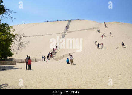 Pilat, Francia - 27 Giugno 2013: persone visitano la duna del Pilat, Francia il 27 giugno 2013. Questa duna è il più grande in Europa e si continua a crescere Foto Stock