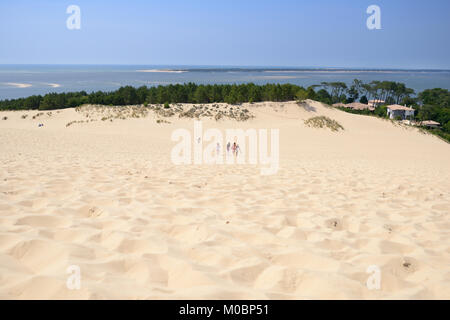 Pilat, Francia - 27 Giugno 2013: la gente a piedi sulla duna di Pilat, Francia il 27 giugno 2013. Questa duna è il più grande in Europa e si continua a crescere Foto Stock