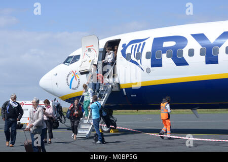 La Rochelle, Francia - 24 Giugno 2013: persone escono dall'aereo Ryanair in aeroporto di La Rochelle, Francia il 24 giugno 2013. Ryanair trasporterà 8 Foto Stock