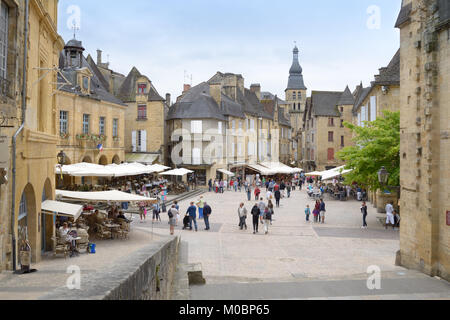 Sarlat, Francia - 28 Giugno 2013: passeggiate turistiche nel centro storico della città vecchia. Dal 2002, la città vecchia di Sarlat incluso nell'UNESCO timido Li Foto Stock