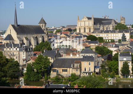 Poitiers, Francia - 26 Giugno 2013: vista sulla città e la Rivendicazione del fiume dal Cornet street. La città è la capitale del dipartimento della Vienne e anche o Foto Stock