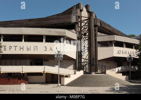 Yalta, Ucraina - 11 Maggio 2013: architettura moderna della sala da concerto Yubileyny. Esso ospita più di cento concerti e festival ogni anno Foto Stock