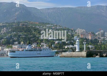 Yalta, Crimea, Ucraina - 11 maggio 2013: La nave da passeggeri Adriana va al porto di Yalta, Crimea, Ucraina il 11 maggio 2013. Foto Stock