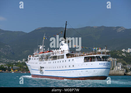 Yalta, Crimea, Ucraina - 11 maggio 2013: La nave da passeggeri Adriana va al porto di Yalta, Crimea, Ucraina il 11 maggio 2013. Foto Stock