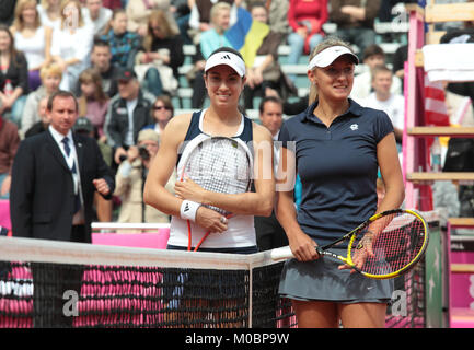 Kharkov, Ucraina - 21 Aprile 2012: Christina McHale, USA, e Lesia Tsurenko, Ucraina (destra) prima della partita durante la Fed Cup tie tra Stati Uniti e Ukra Foto Stock