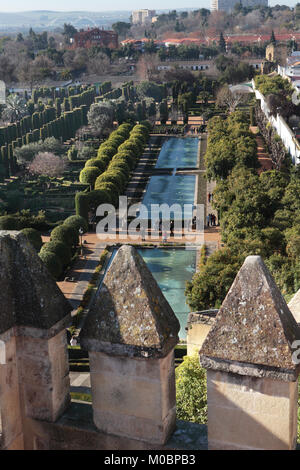 Cordoba, Spagna - Gennaio 4, 2013: vista sul giardino con piscine dalla torre di Alcazar di Cordoba, in Spagna il 4 gennaio 2013. Dal 1994, Alcazar al Foto Stock