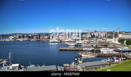 OSLO, Norvegia - Agosto 17, 2016: vista del panorama sul porto di Oslo dal la Fortezza di Akershus a Oslo, in Norvegia il 17 agosto 2016. Foto Stock