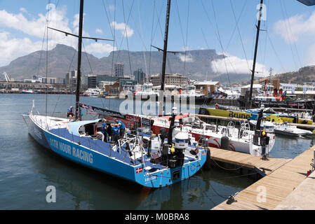 Cape Town Suth Africa. Dicembre 2017. Racing yachts Vestas e Dongfeng sul lungomare prima di competere in Volvo Ocean Race Foto Stock