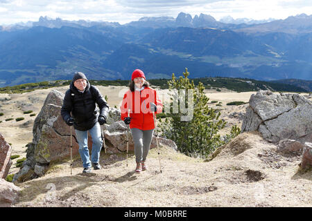 Due turisti in un viaggio, Nordic Walking Foto Stock