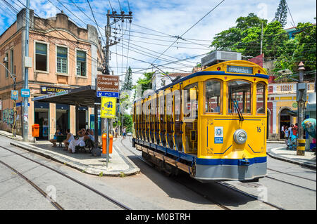 RIO DE JANEIRO - Gennaio 31, 2017: attendere i passeggeri a bordo di un tradizionale street auto nel centro storico di Santa Teresa di quartiere. Foto Stock