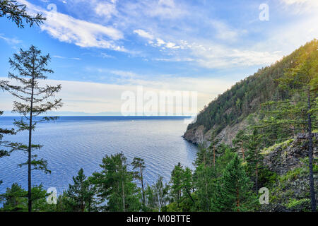 Lago Baikal vicino al villaggio di Listvyanka. Luglio paesaggio. Regione di Irkutsk. La Russia Foto Stock
