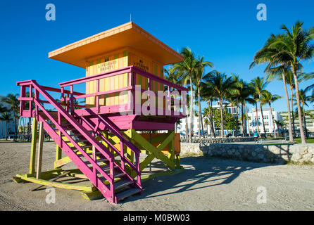 Luminose scenic vista la mattina di un iconico di rosa pastello torre bagnino permanente nel vuoto Lummus Park sulla spiaggia di South Beach a Miami in Florida Foto Stock