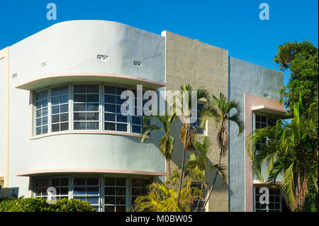 Dettaglio della classica architettura Art Deco con palme e cielo blu a South Beach, Miami, Florida Foto Stock