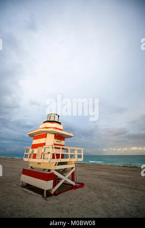 Bagnino solitaria torre sulla spiaggia vuota su un nuvoloso pomeriggio a Miami in Florida Foto Stock