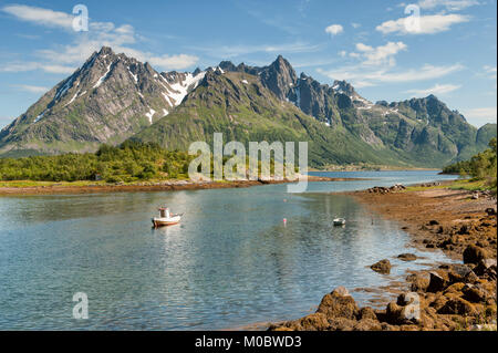 Il paesaggio della costa durante il periodo estivo sulle isole Lofoten in Norvegia del nord. Lofoten è una popolare destinazione turistica. Foto Stock