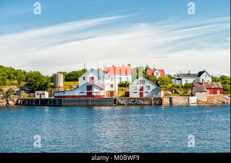 Il porto durante il periodo estivo in Henninsvaer. Si tratta di una popolare destinazione turistica e un bellissimo villaggio di pescatori a isole Lofoten in Norvegia del nord. Foto Stock