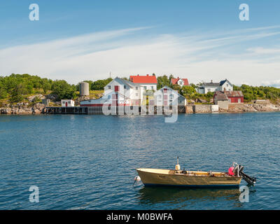 Il porto durante il periodo estivo in Henninsvaer. Si tratta di una popolare destinazione turistica e un bellissimo villaggio di pescatori a isole Lofoten in Norvegia del nord. Foto Stock