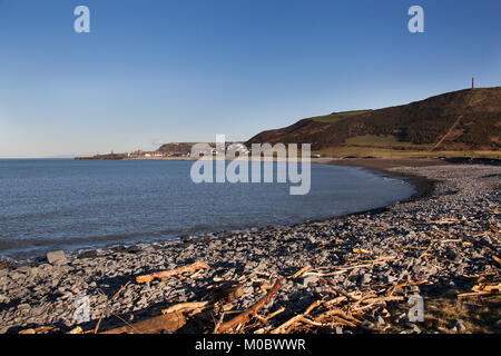 Città di Aberystwyth, Galles. Tan Y Bwlch spiaggia sul Ceredigion e Wales coast Path, con la città di Aberystwyth in background. Foto Stock