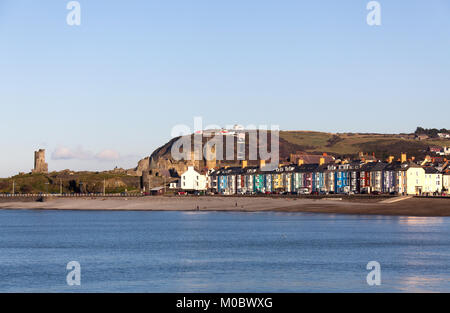 Città di Aberystwyth, Galles. Vista pittoresca delle colorate facciate di case sulla spianata davanti a sud del terrazzo marino. Foto Stock