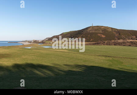 Città di Aberystwyth, Galles. Vista pittoresca del Ceredigion costa con Tan Y Bwlch Beach sulla sinistra e la città di Aberystwyth in background. Foto Stock