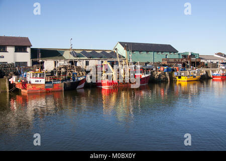 Città di Aberystwyth, Galles. Vista pittoresca di barche da pesca ormeggiate a Aberystwyth Harbour. Foto Stock
