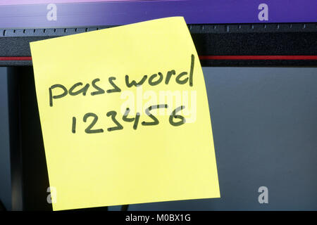 Password debole concetto. La password 123456 su una memory stick. Foto Stock