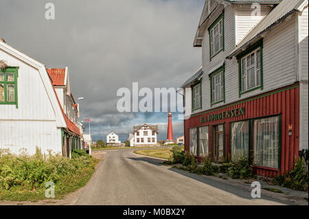 Faro di Andenes durante l estate in Lofoten. L'alto 40 metri iconico faro dal 1859 è il più visitato in Norvegia artica. Foto Stock