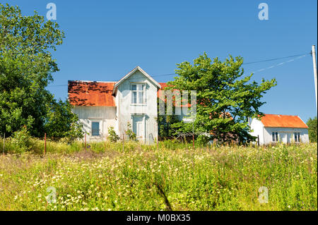 Abbandonato edificio tradizionale nella campagna delle isole Lofoten in Norvegia settentrionale Foto Stock