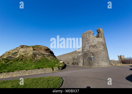 Città di Aberystwyth, Galles. Il Grado 1 elencati, del XIII secolo, rovinato resti di Aberystwyth Castle, con la torre sud in primo piano. Foto Stock