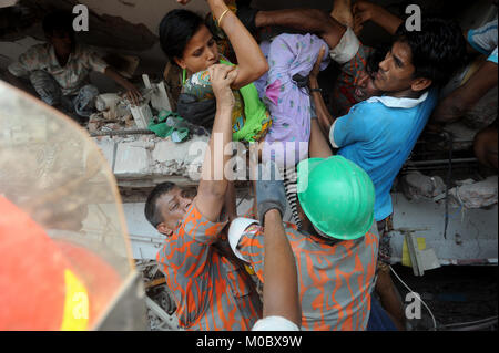 Dacca in Bangladesh - Aprile 24, 2013: soccorritori provare rescue intrappolato indumento lavoratori della rana plaza edificio che crollò in Saver vicino a Dhaka, Foto Stock