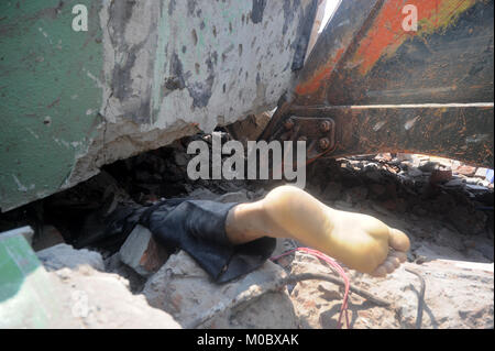 Dacca in Bangladesh - Aprile 24, 2013: soccorritori provare rescue intrappolato indumento lavoratori della rana plaza edificio che crollò in Saver vicino a Dhaka, Foto Stock