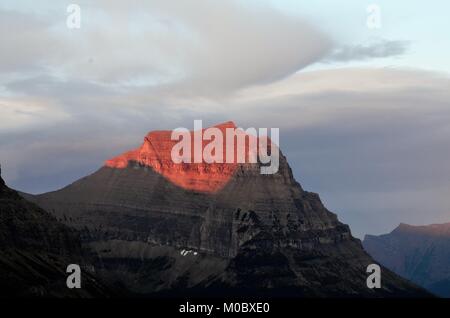 Un magnifico tramonto, riflette un colore rossastro off il picco di montagna vicino al Continental Divide, in alto sulle montagne rocciose Foto Stock