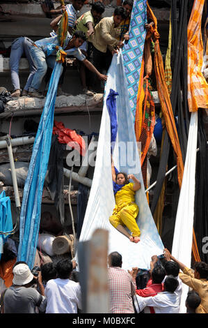 Dacca in Bangladesh - Aprile 24, 2013: soccorritori provare rescue intrappolato indumento lavoratori della rana plaza edificio che crollò in Saver vicino a Dhaka, Foto Stock