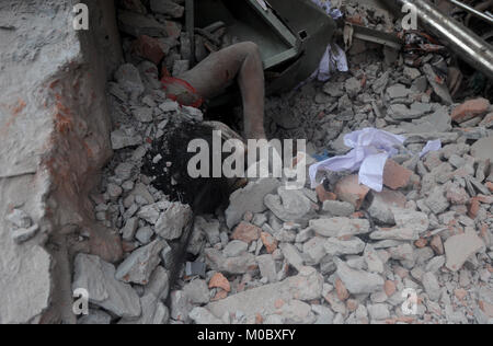 Dacca in Bangladesh - Aprile 24, 2013: soccorritori provare rescue intrappolato indumento lavoratori della rana plaza edificio che crollò in Saver vicino a Dhaka, Foto Stock