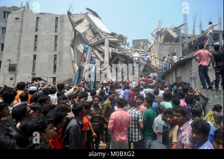 Dacca in Bangladesh - Aprile 24, 2013: soccorritori provare rescue intrappolato indumento lavoratori della rana plaza edificio che crollò in Saver vicino a Dhaka, Foto Stock