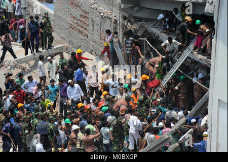 Dacca in Bangladesh - Aprile 24, 2013: soccorritori provare rescue intrappolato indumento lavoratori della rana plaza edificio che crollò in Saver vicino a Dhaka, Foto Stock