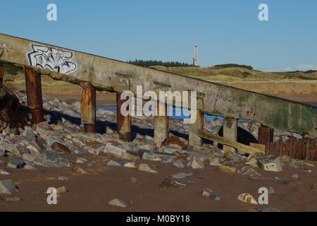 Sbriciolare in cemento e ferro mare muro di difesa costiera. Donmouth, Spiaggia di Aberdeen, Scozia, Regno Unito. Foto Stock